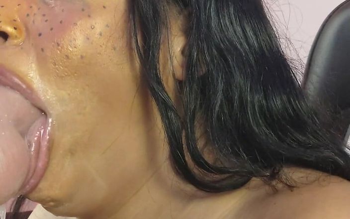 Anabel 693: 可爱的旅游热辣大鸡巴在我的嘴里