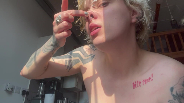 Glitterqueen1999: La ragazza gotica senza trucco al sole si allarga il...