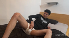 GAYheim: Kerem di: Bettgayflüster