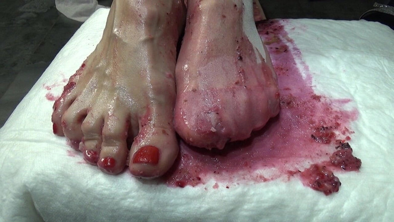 AnnaBUST: Ich pinkle in deinen kuchen und trete ihn mit meinen...