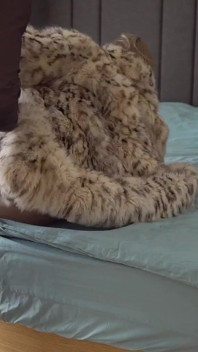 Nadržená MILFka v luxusním sněhově leopardím kožichu tvrdě ošukaná! Kožich fetiš sex