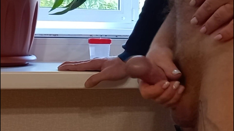 Zona901: L'infermiera mi masturba il cazzo e prende lo sperma per...