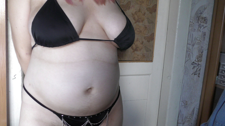 Milky Mari: बिकनी पहनी कामुक बेशर्म हॉटवाइफ व्यभिचारी पति के लिए अपनी चूत में इस्तेमाल किया हुआ कंडोम लाती है! -