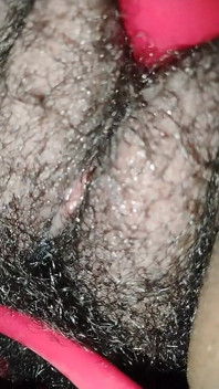 Mengongkek diri saya dengan alat penggetar saya