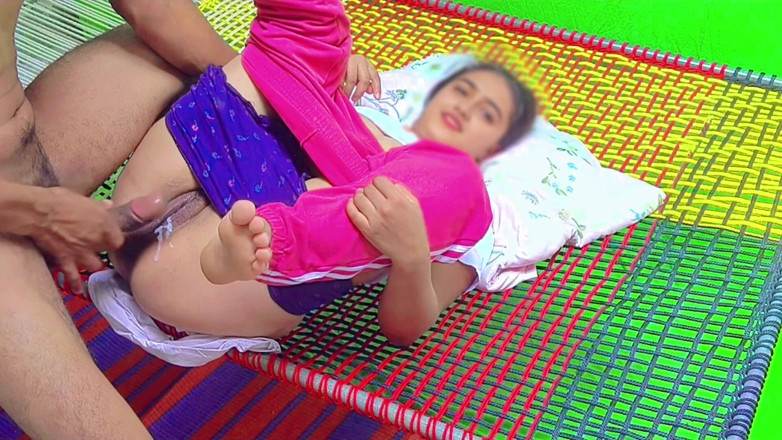 Fuckkkker: सौतेली बहन मोबाइल पर सेक्सी वीडियो देख रही है