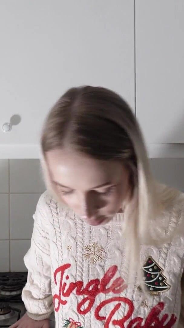 No panties TV: Het liten sexig tjej i köket onanerar på juldagen för...