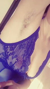 Une MILF russe montre sa chatte poilue et vous éjacule dessus dans un voyeur, gros plan, fétichisme des pieds, ginnagg