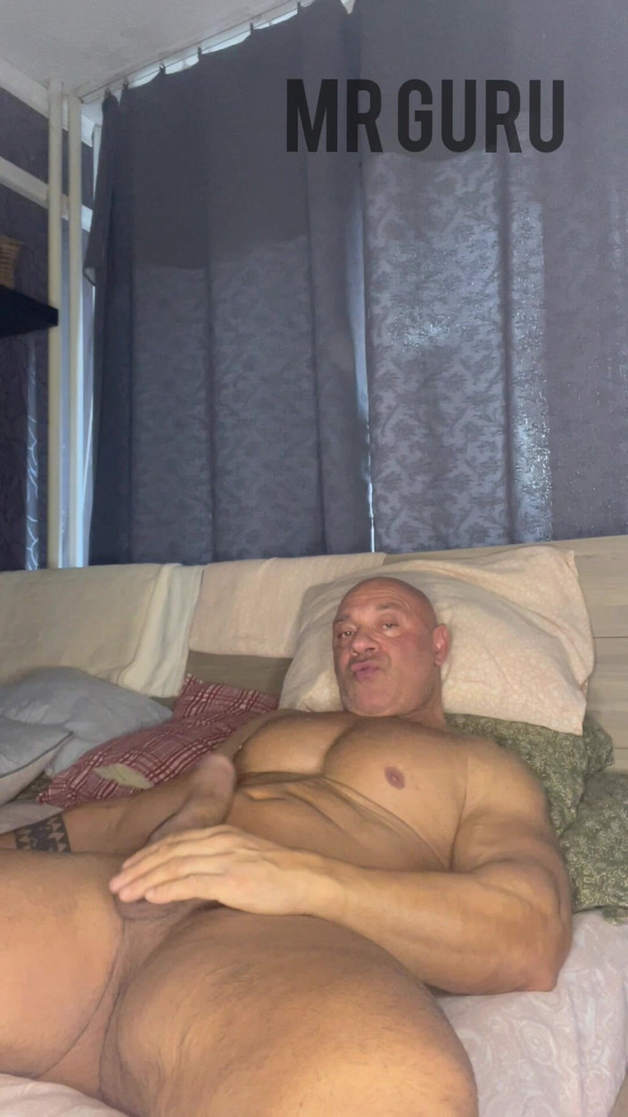 Mr. Guru: Lunga sega dal bodybuilder signor guru. Masturbarsi