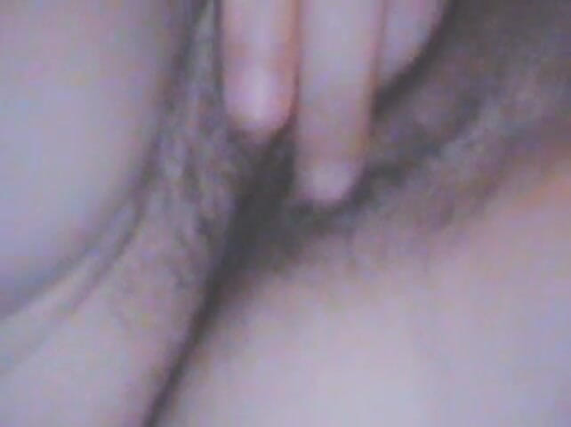 Tinkerbella82: Cipka bawi się podczas oglądania porno