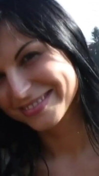 Mladá brunetka miluje být transgresivní tím, že má sex v parku s kamarádem