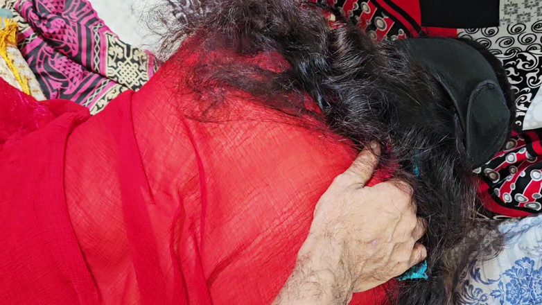 Netu: Sorellastra desi vestita di rosso scopata a pecorina