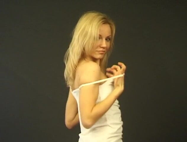 Flash Model Amateurs: Casting babe toont haar hete lichaam