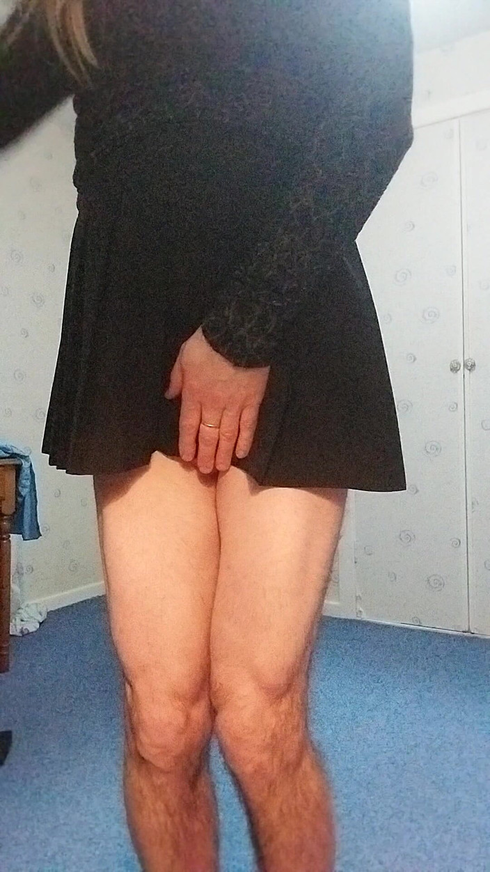 Cindy Belfast: Une tapette en jupe plissée jouit dans sa culotte pour...