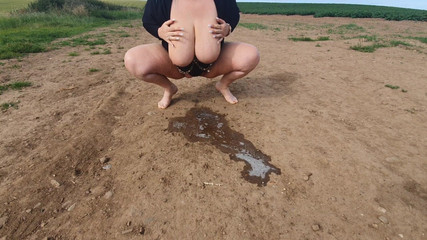 JJ Jewel BBW: Peeing in a Field & Rubbing Pussy