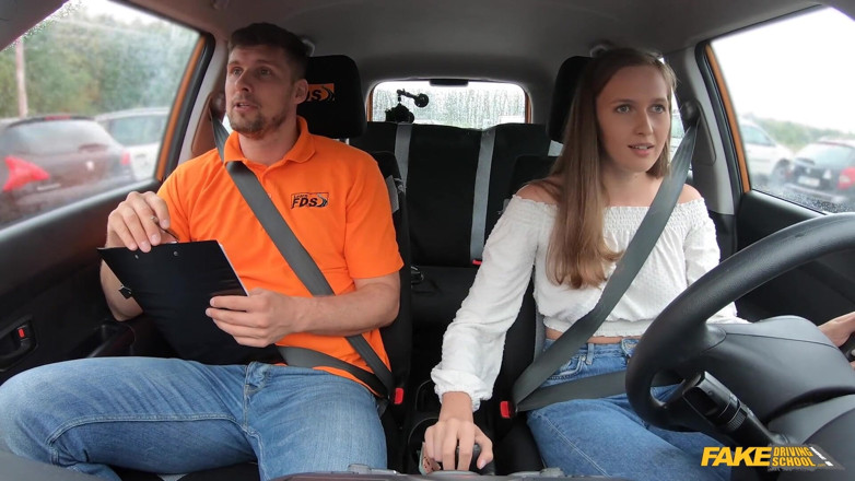 Fake Driving School: Passe-me para ver meus peitos perfeitos