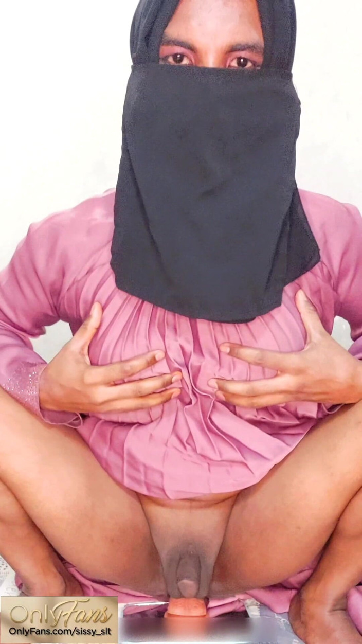 Sissy Slut Simran: Henjutan shemale bertudung oleh dildo