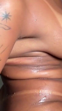 Sesso Proibito: La Cognata Succhia Il Cazzo Del Cognato in Bagno