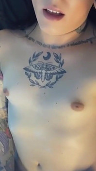 Fată trans goală care se masturbează și ejaculează