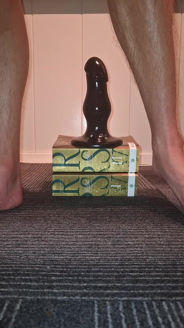 NoFace Twink X: Hot Gay Twink uwielbia brać swoją ogromną zabawkę stinger