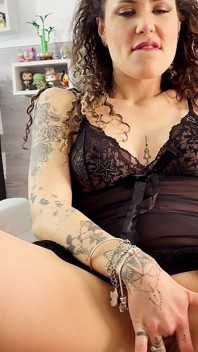 Dávám mu orální sex, zatímco on stříhá naše porno videa!