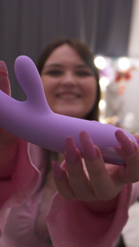 Feliz masturbación con un juguete nuevo - masturbación BBW sola