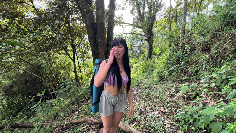 Valentino Roca TV: Morena latina caliente se pone cachonda en el bosque