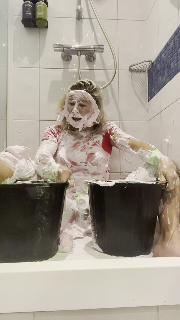 CALLIE ROKS: Torte rosa sul viso e secchione gunge sulla mia testa