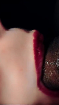 Primer plano íntimo: labios encerrados en éxtasis
