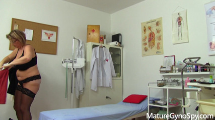Mature Gyno Spy: Gynéco mature - une femme mature pulpeuse se fait surprendre par...