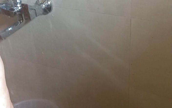 Sameer Phunk: Une bhabhi BBW indienne suce sous la douche