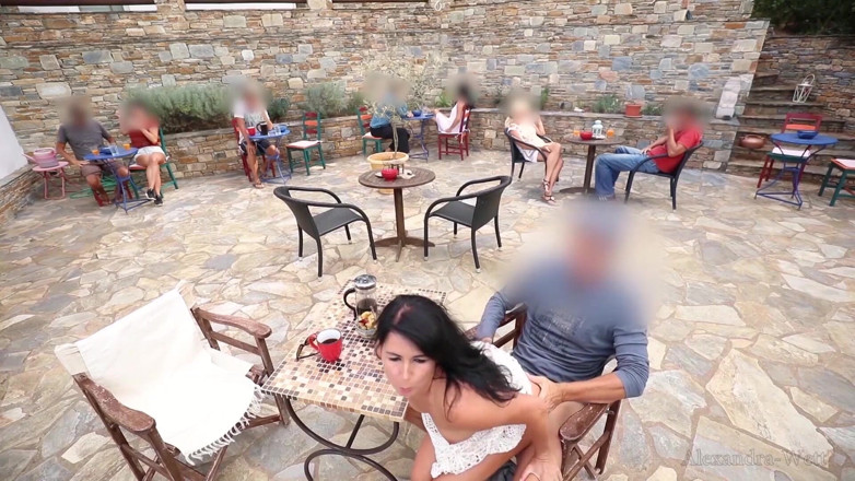 Alexandra Wett: Scopata nel mezzo del ristorante!