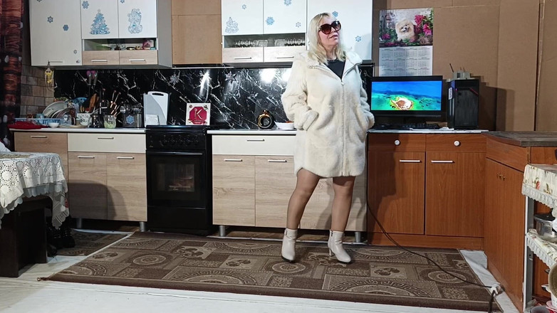 RedRoseRus: 新しい毛皮のコート - キッチンでポーズをとる写真。