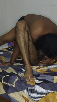 Doamna Kerala muie la locul de muncă și supt de cur