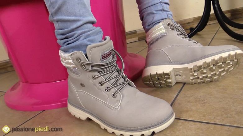 Foot Fetish HD: Приваблива і чуттєва Шерон хизується своїми нейлоновими ногами