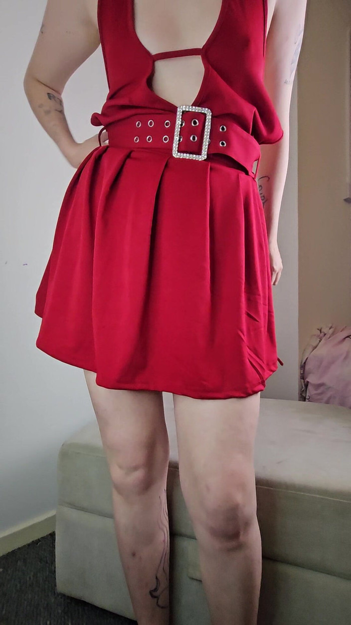 RoxyhotGoddessXx: Puta suja cospe em pés e lambe e chupa dedos...