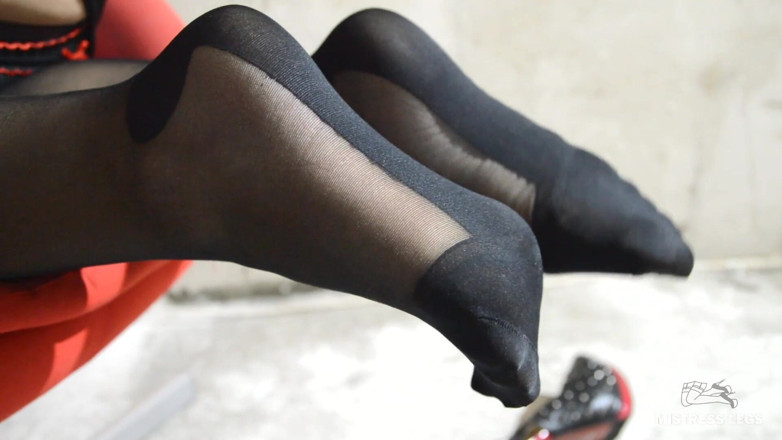Mistress Legs: Gospodyni nogi w czarnej pończochy i szpilkach - pełna wersja