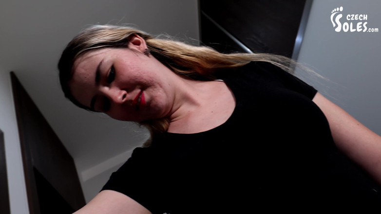 Czech Soles - foot fetish content: Meias brancas usadas em primeiro plano provocando com seus pés...