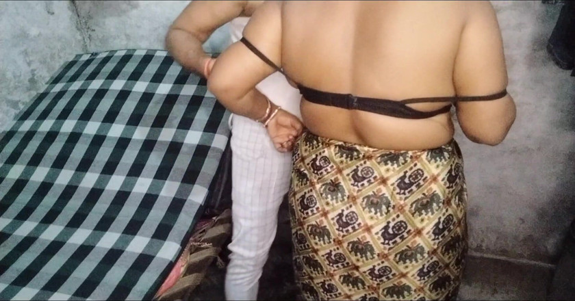 Yourgeeta8899: Gaon ki beautiful bhabhi ko saree me jabardast choda