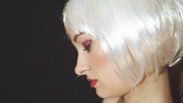 Eu mostro ao meu padrasto como chupar um bom vibrador, enquanto ele masturba seu pau