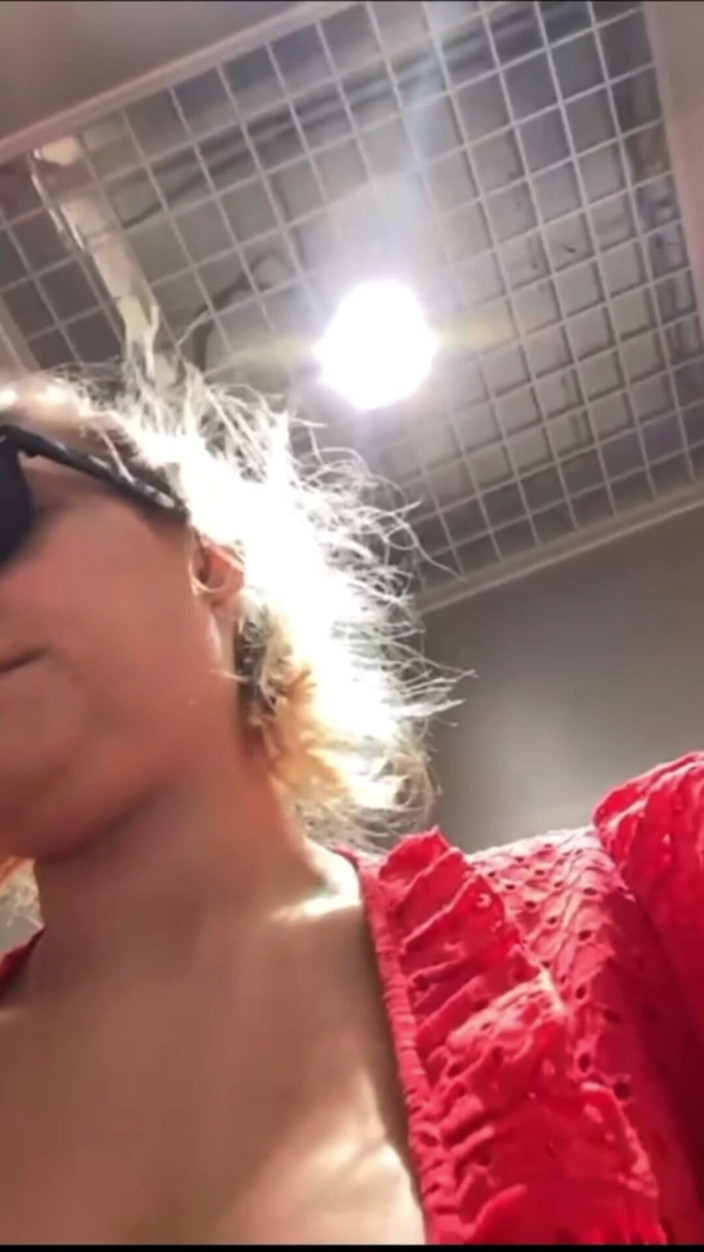 JuiceLussie: Futai anal nebun în vestiar