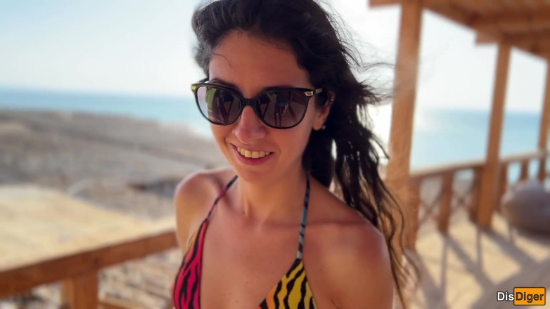 Dis Diger: Offerto a uno sconosciuto un massaggio sulla spiaggia, e lei...
