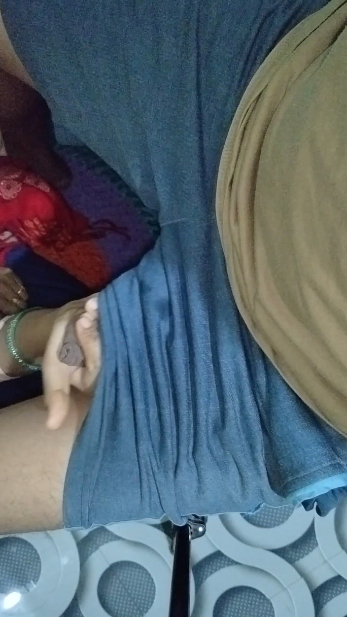 Sama007: Obrovský výstřik z manželky ruky, část 1