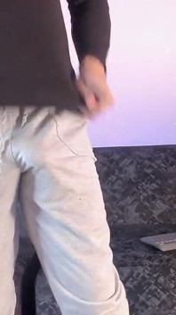 Latino Mostra Il Suo Pancione Davanti Alla Telecamera Dentro La Felpa Grigia