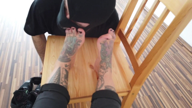 Fetish videos by Alex: Hamba kaki menyembah kaki bertatu