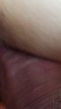 Close-up ekstrem. Kencing sambil bercinta di dalam memek berbulu. Cewek amatir mesum