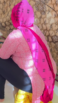 Grande figa donnona culo grosso e tette enormi calda matrigna egitto lava abito e si eccita!