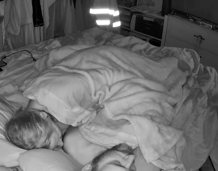 KittieNoOne: Napalona żona ssie, a następnie jedzie swojego ładnego kutasa