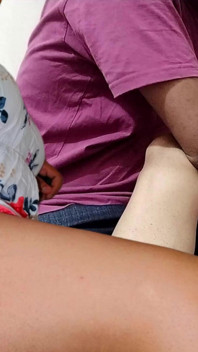 La ragazza timida e carina ha la sua prima esperienza sessuale con Nokar