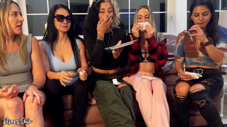 Mars solo: 5 Girls Try Sneezing Powder - Mars Solo, Sinthia Bee, Sexy...