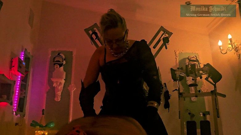 Strict Senz: Monika Schmidt Femdom sezení na obličeji Sm jiný zadek uctívání...